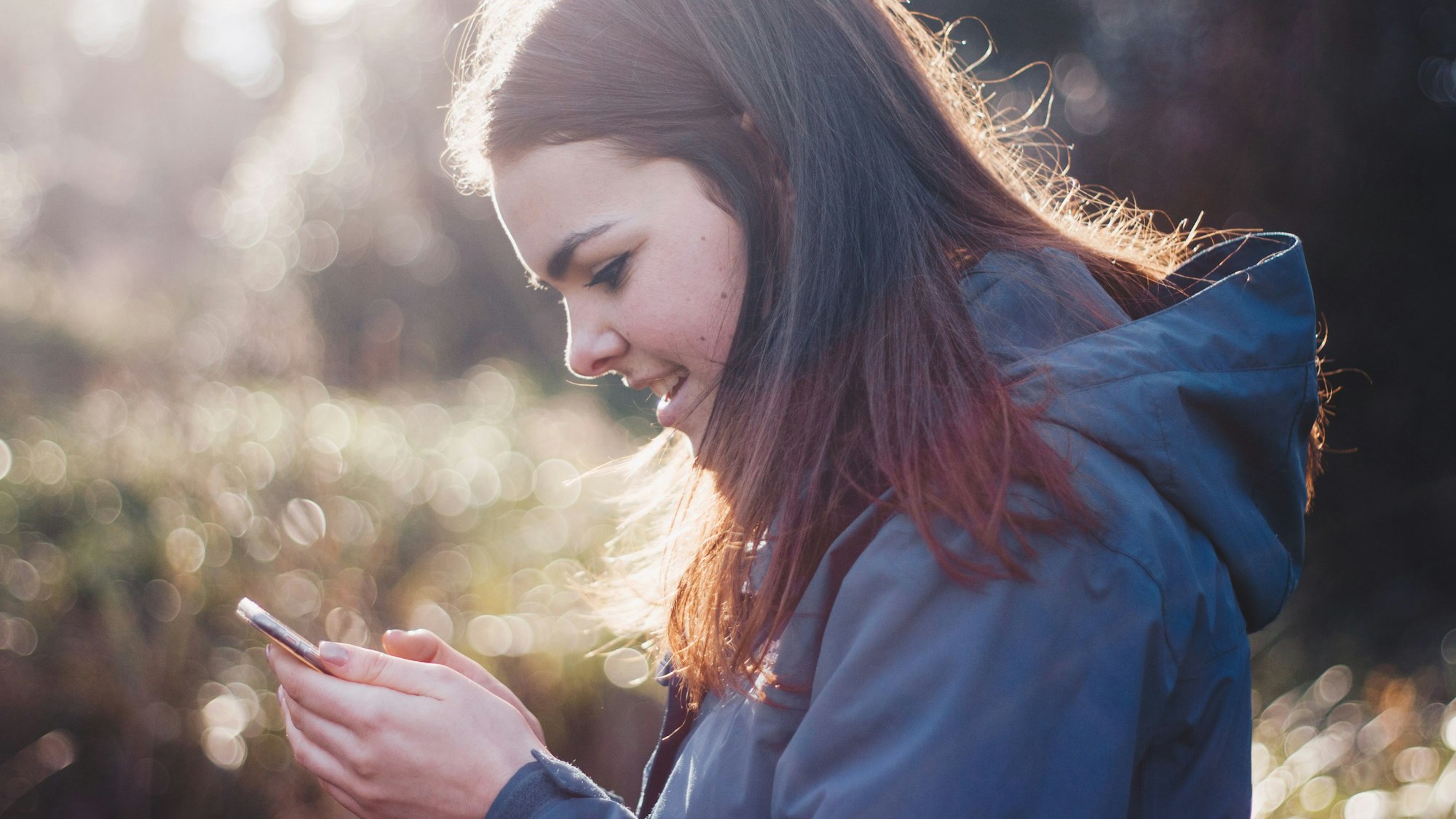 Ein Mädchen schaut auf ein Smartphone