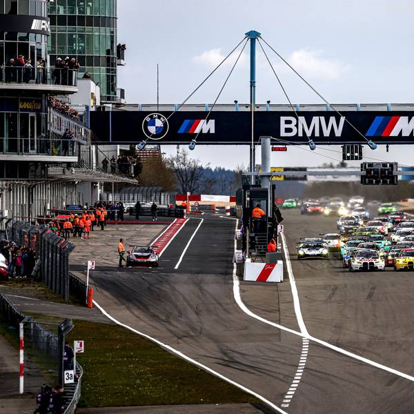 Start eines Langstrecken-Rennens am Nürburgring.