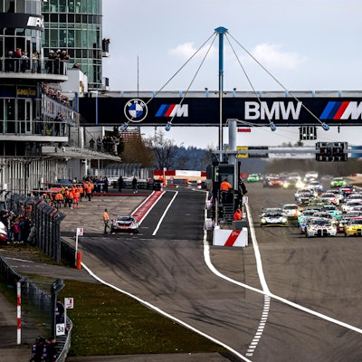 Start eines Langstrecken-Rennens am Nürburgring.