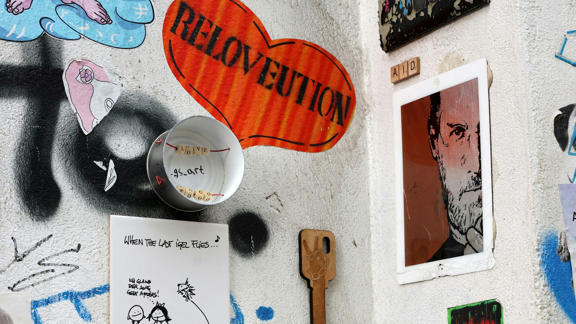 Aufkleber, Fliesen, alte Displays und Schnitzereien aus Holz: all das zählt zu Streetart.