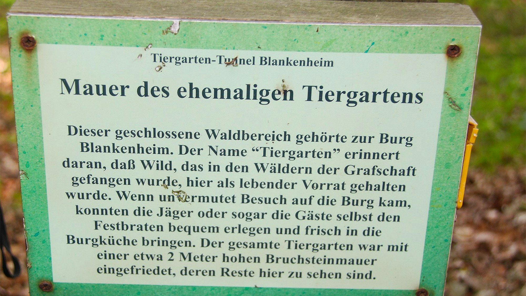 Das Schild erklärt den Sinn der Mauer, die den gesamten Tiergarten umzog.