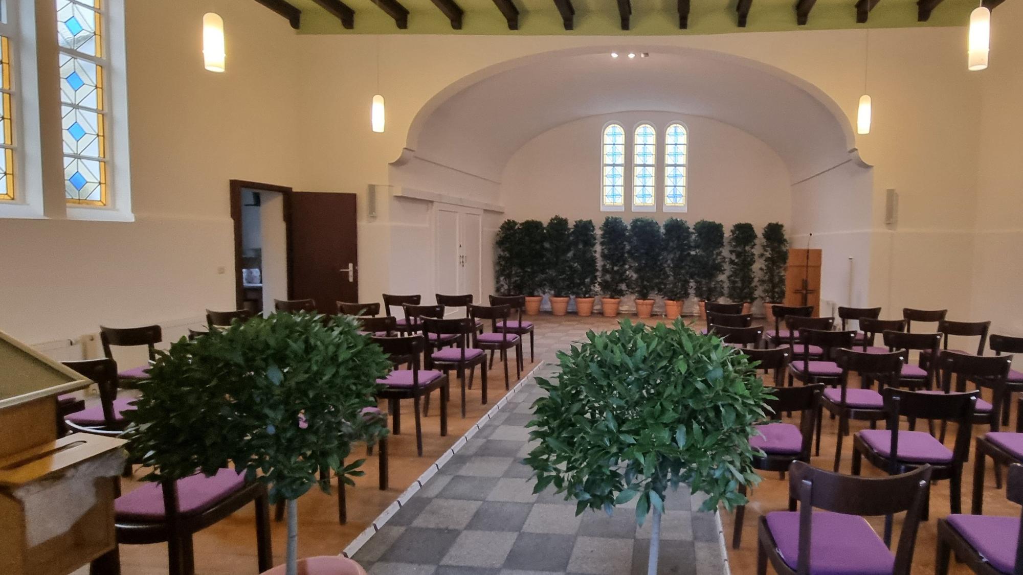Blick in den Innenraum der Trauerhalle