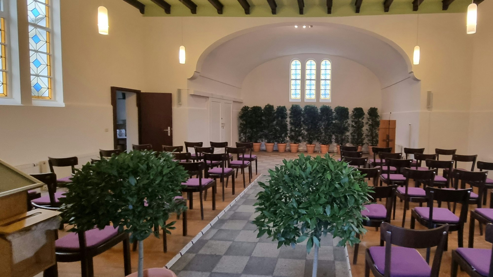 Blick in den Innenraum der Trauerhalle