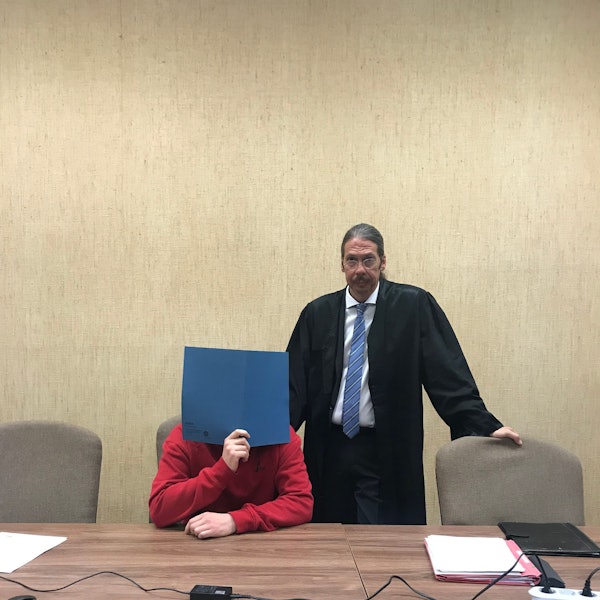 Der Angeklagte mit seinem Verteidiger Ingo Lindemann.