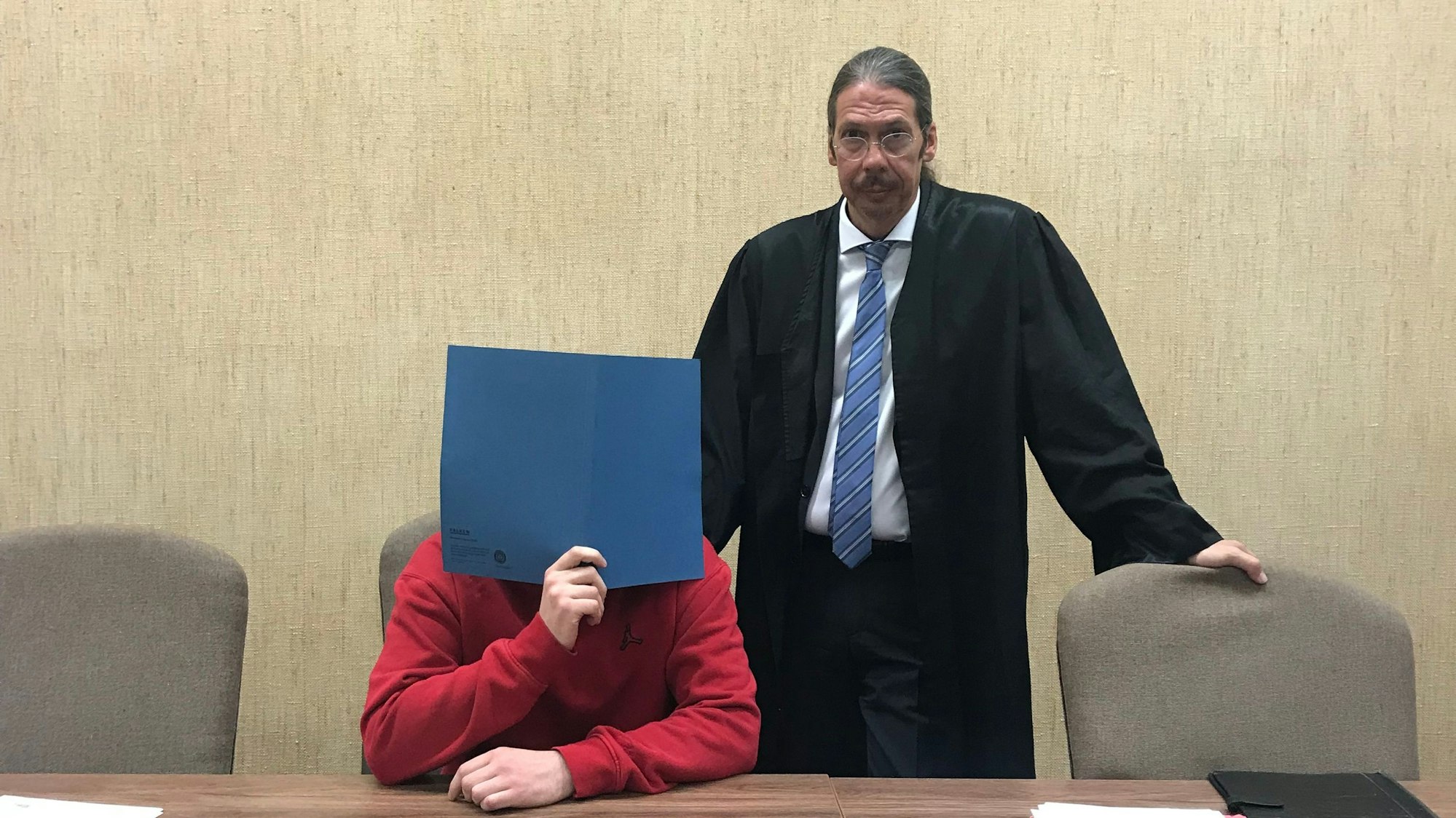 Der Angeklagte mit seinem Verteidiger Ingo Lindemann.