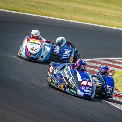 Szene aus einem Motorrad-Seitenwagen-Rennen