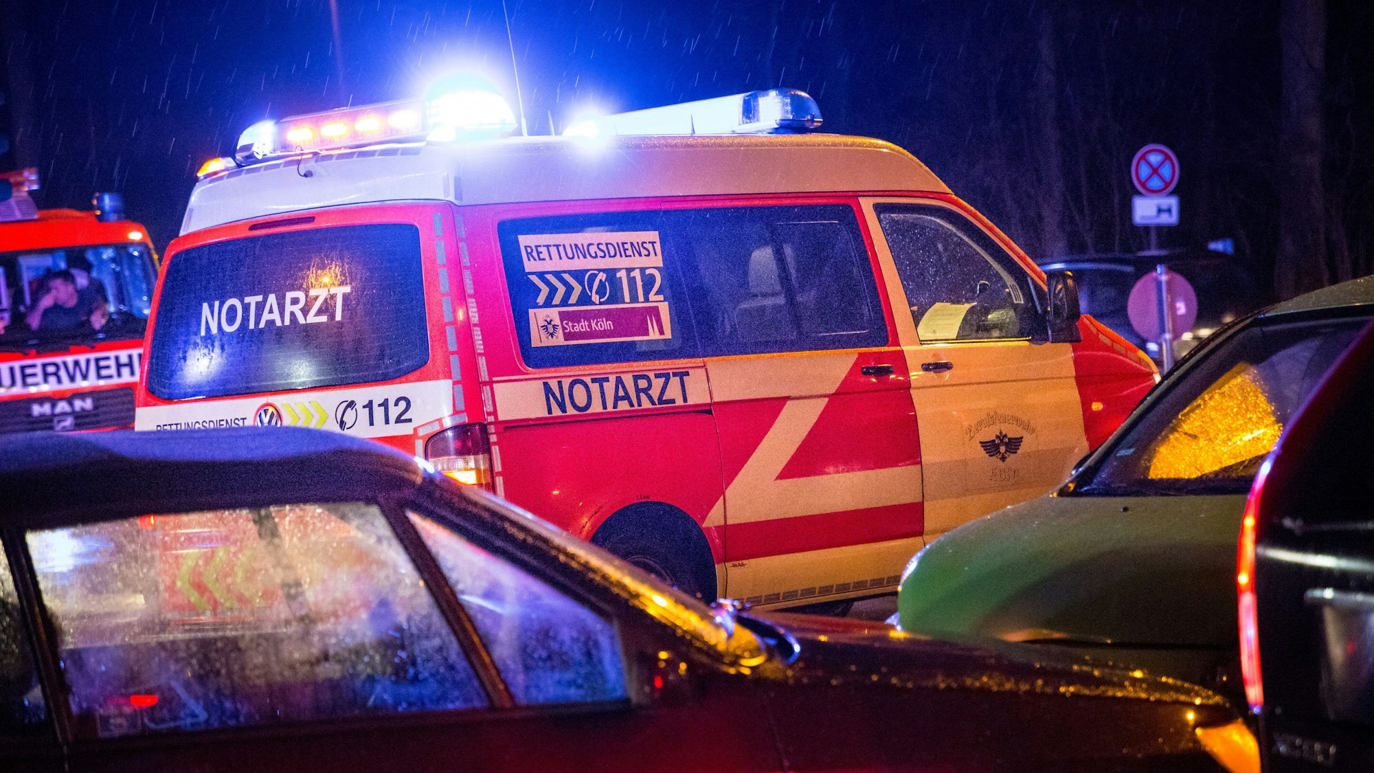 Ein Rettungswagen steht neben anderen Autos auf einer Keuzung.