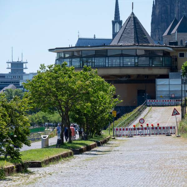 Das Bild zeigt die seit Jahren leerstehende Bastei am Rheinufer.