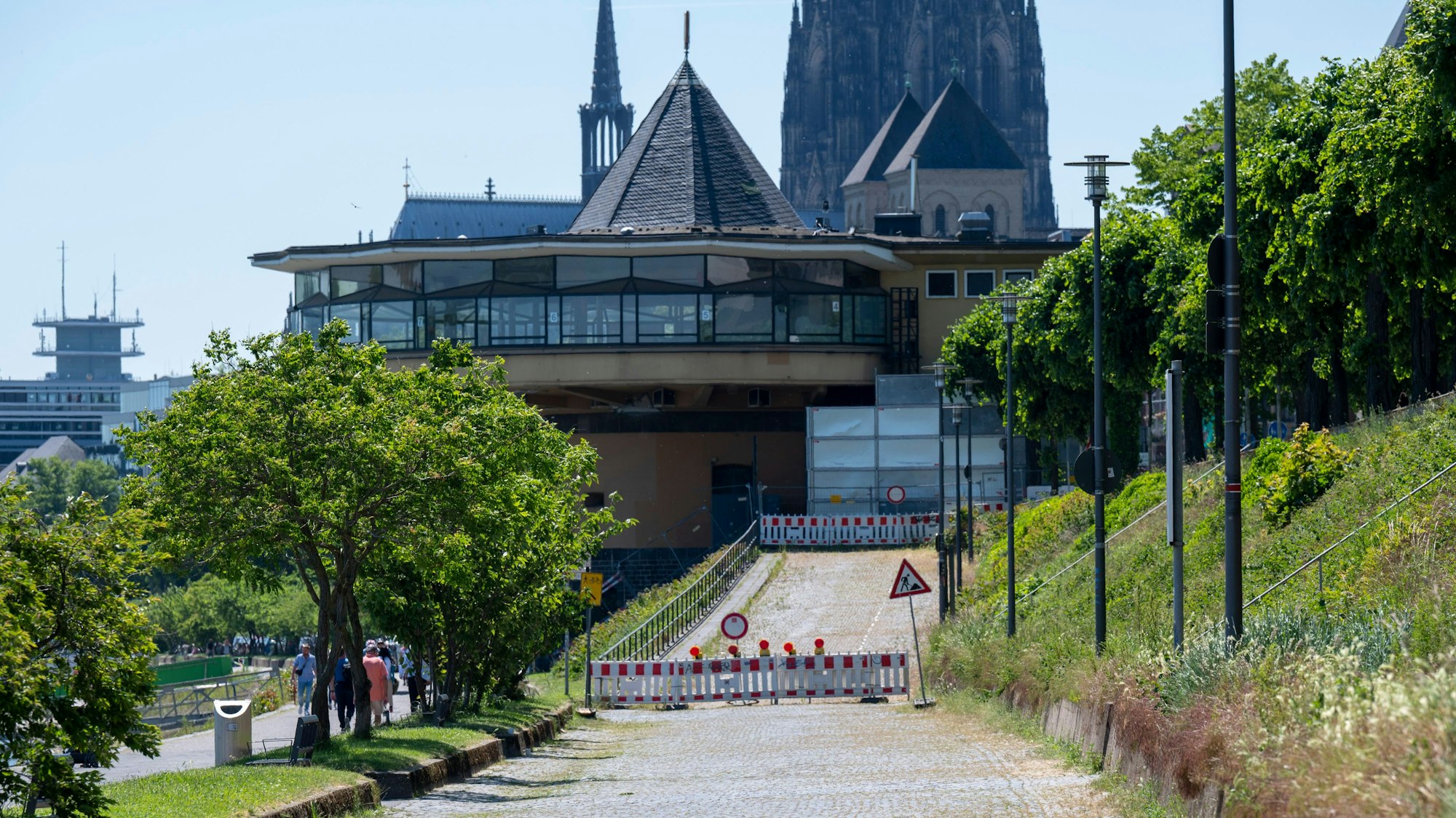Das Bild zeigt die seit Jahren leerstehende Bastei am Rheinufer.