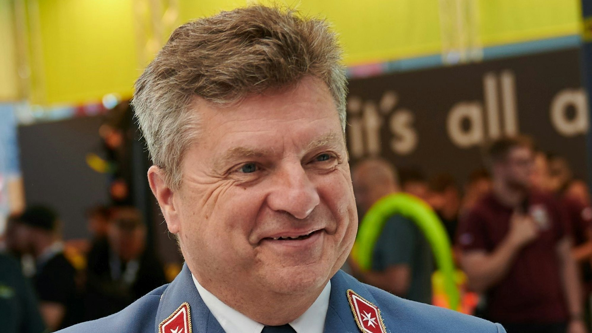 Albrecht Prinz von Croy, Vizepräsident der Malteser, bei einer Veranstaltung in der Malteser-Uniform