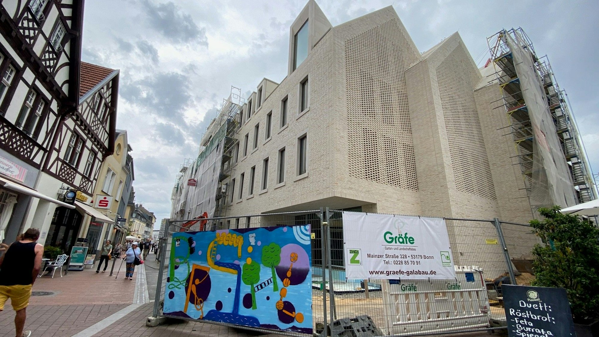Das neue Brühler Rathaus hat eine sandfarbene Fassade mit drei markanten Giebeln.