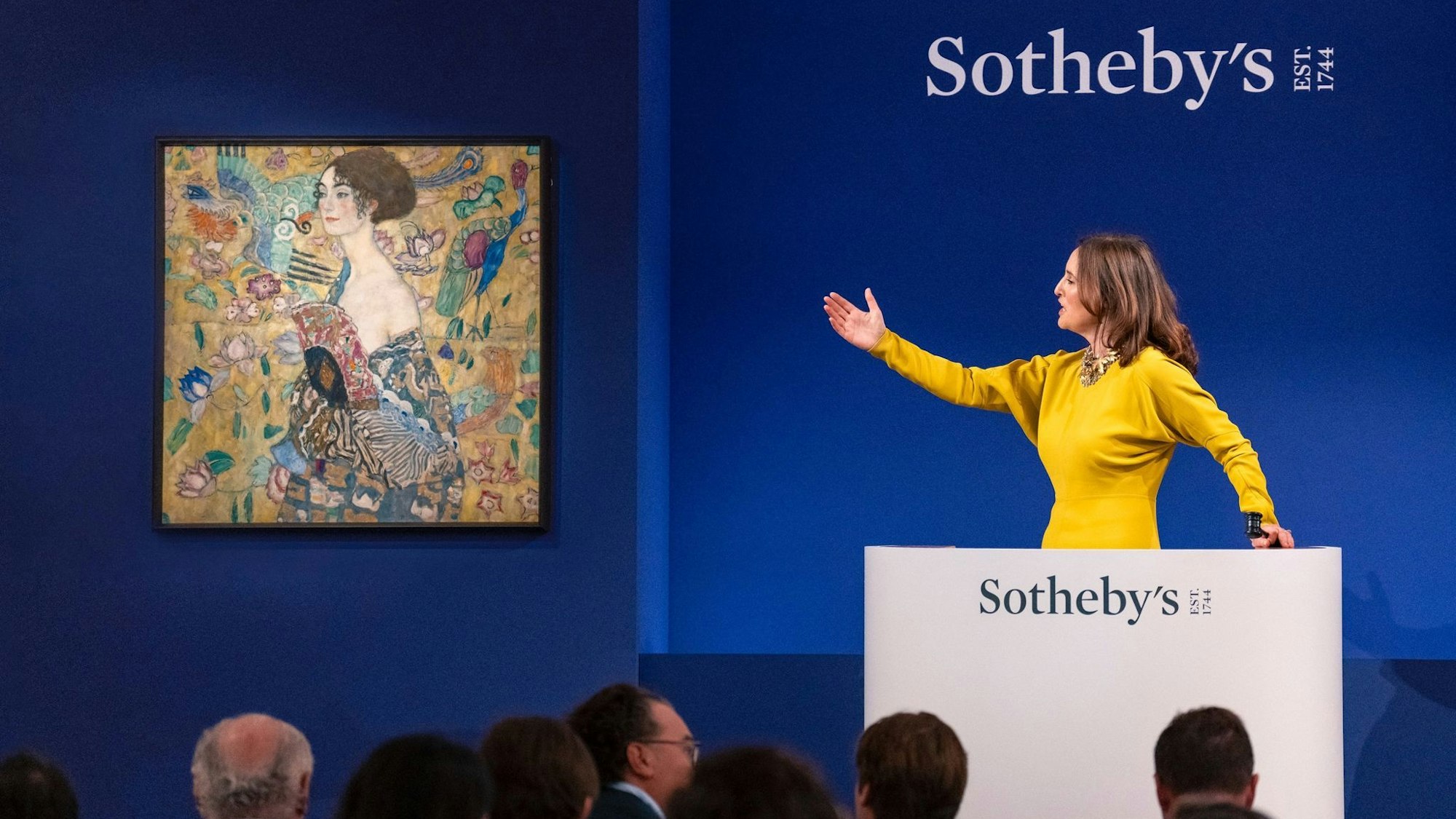 Das Klimt-Gemälde «Dame mit Fächer», ist bei Sotheby's in London für 85,3 Millionen Pfund (99,2 Millionen Euro) versteigert worden.