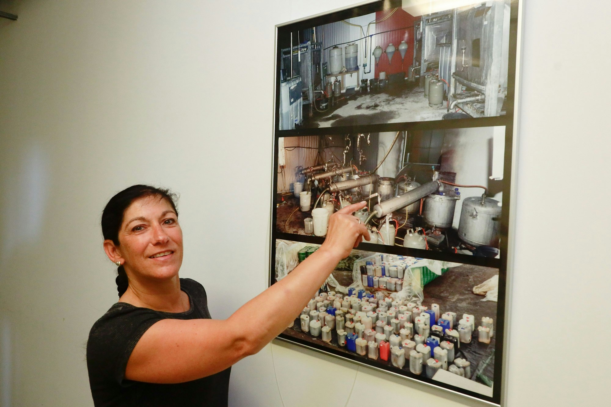 Dr. Nicole Häp vor dem Foto eines entdeckten Drogenlabors