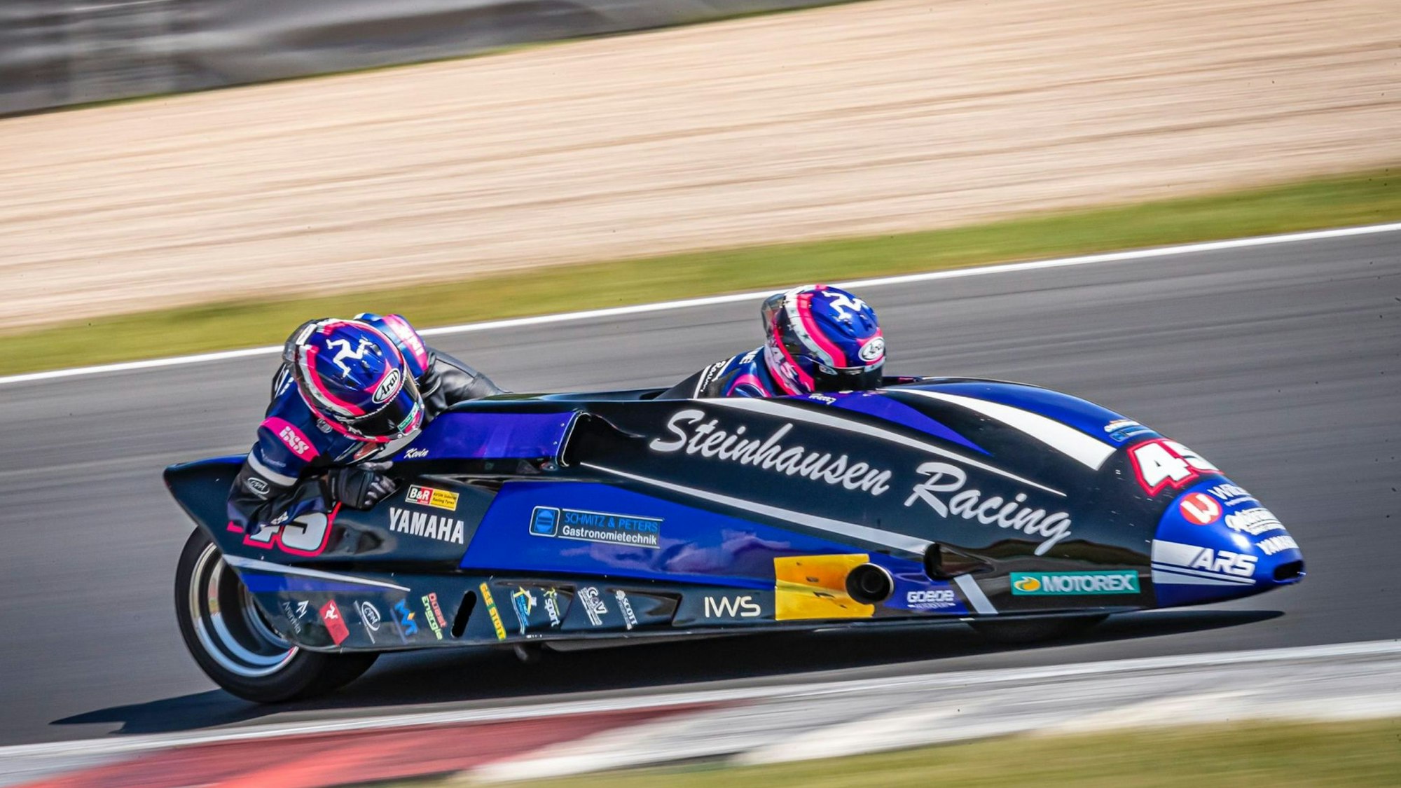 Szene aus einem Seitenwagen-Rennen