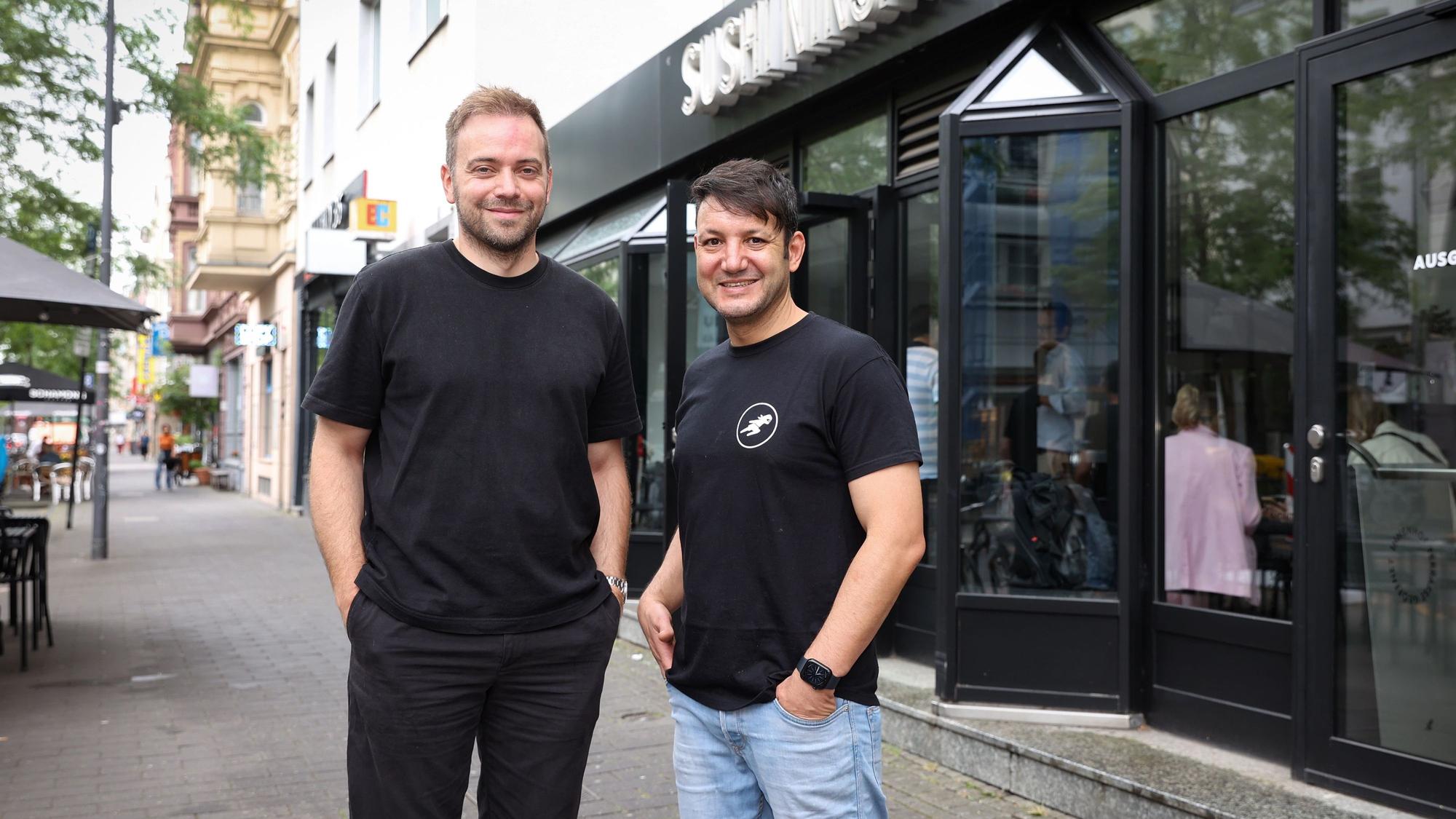 David Keuenhof und Sofien Kouraichi
stehen vor einer ihrer Sushi Ninja Filialen.