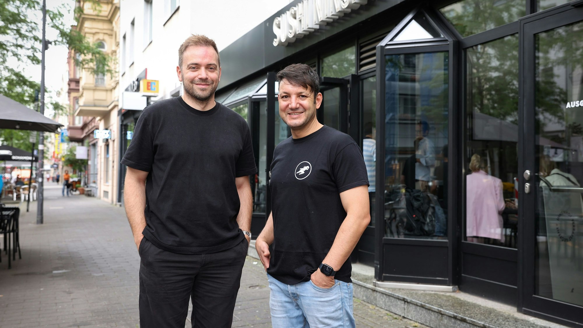 David Keuenhof und Sofien Kouraichi
stehen vor einer ihrer Sushi Ninja Filialen.