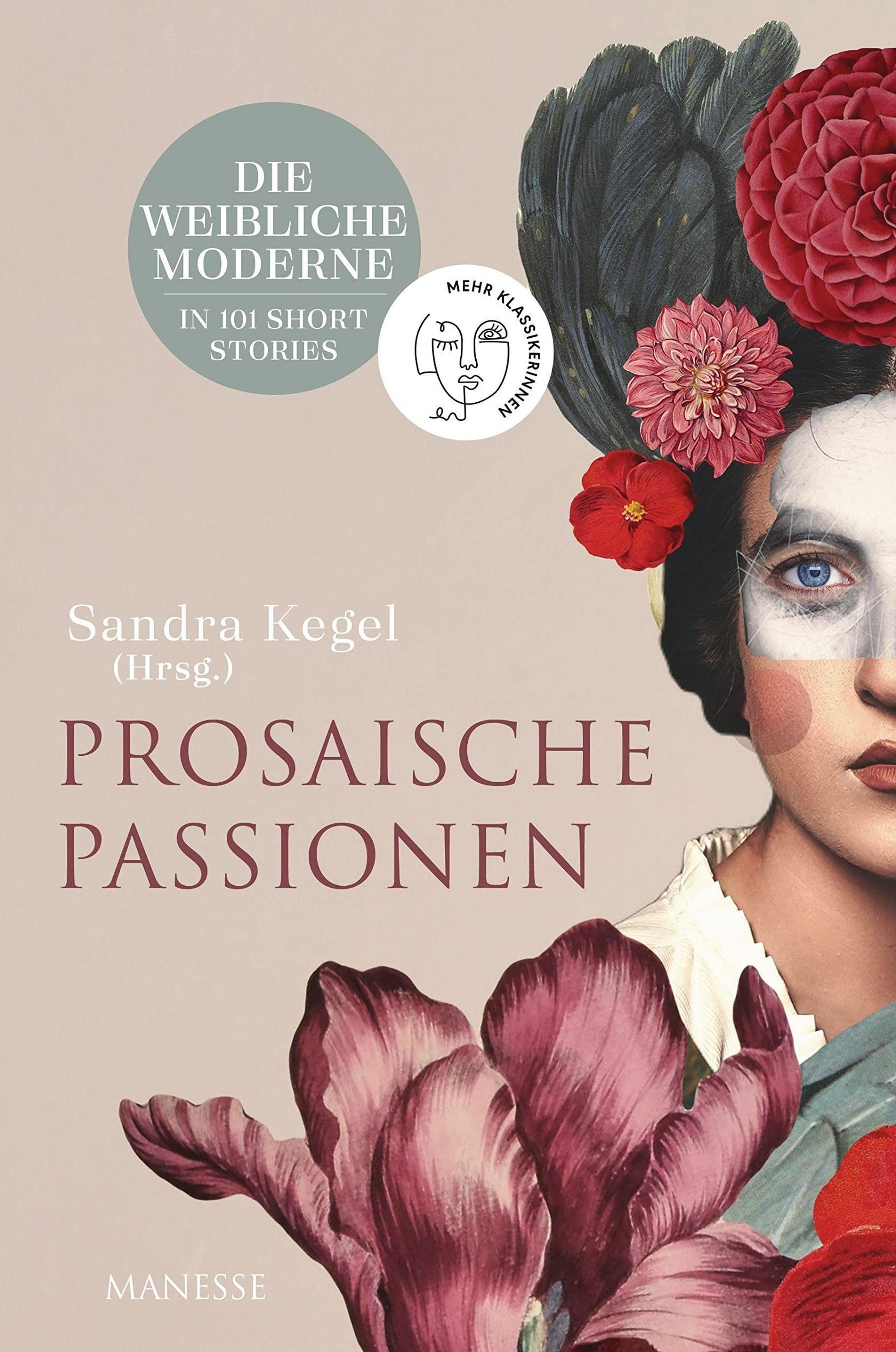 Auf dem Bild ist eine Hälfte einer Frau zu sehen, vor ihr einige rote Blumen. Das Gesicht der Frau ist zum Teil schwarz-weiß. Im Haar trägt sie auch Blumen und einige Federn.