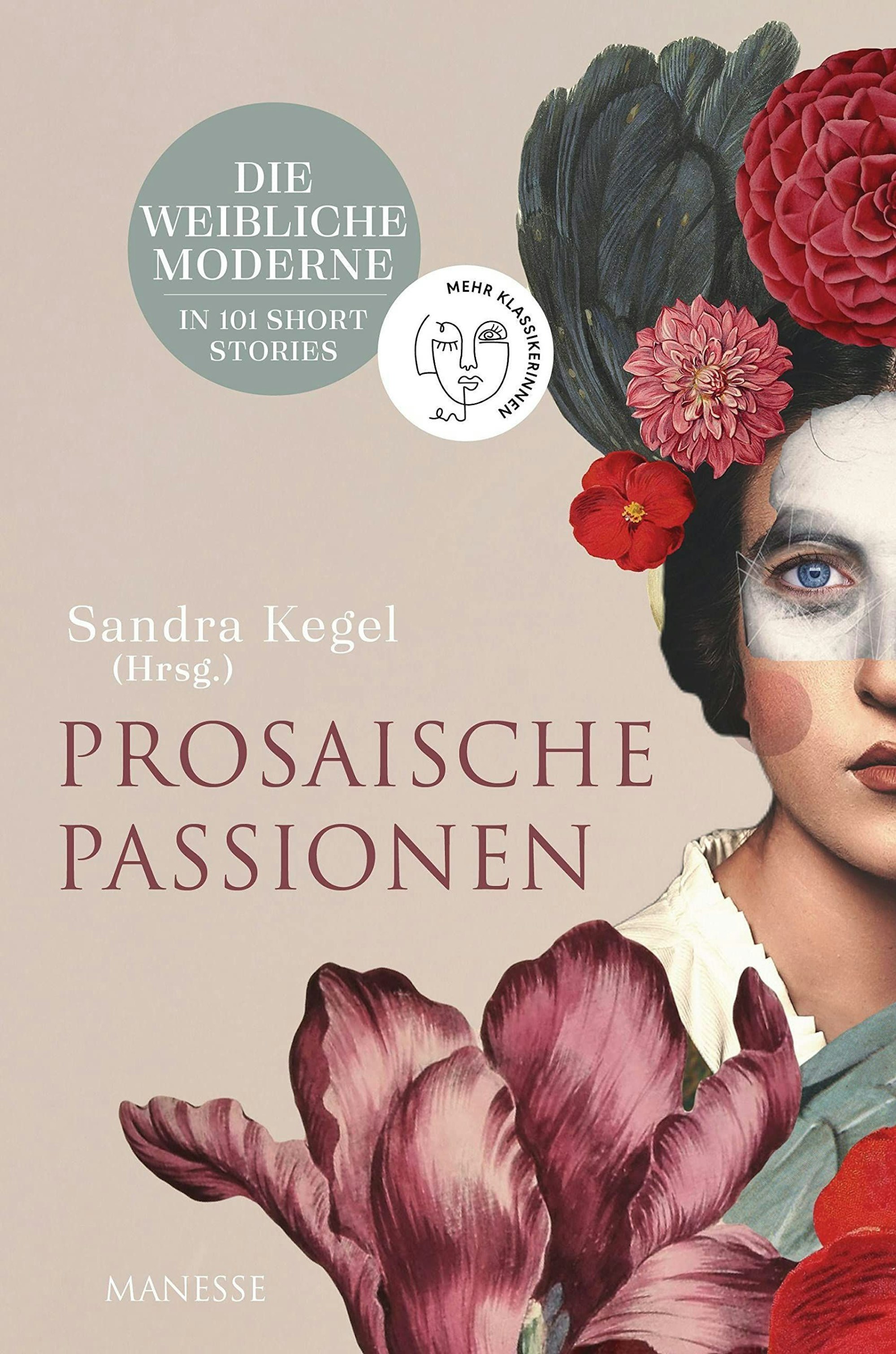 Auf dem Bild ist eine Hälfte einer Frau zu sehen, vor ihr einige rote Blumen. Das Gesicht der Frau ist zum Teil schwarz-weiß. Im Haar trägt sie auch Blumen und einige Federn.