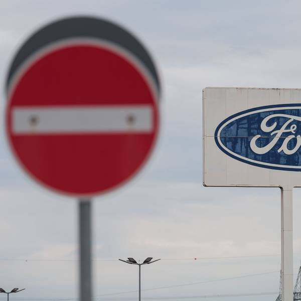 Das große Logo von Ford, das auf dem Parkplatz des Werks Saarlouis steht, mit einem Durchfahrt Verboten Schild davor. Der zweitgrößte US-Autobauer Ford muss zahlreiche Fahrzeuge wegen Brandrisiken reparieren.