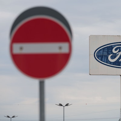 Das große Logo von Ford, das auf dem Parkplatz des Werks Saarlouis steht, mit einem Durchfahrt Verboten Schild davor. Der zweitgrößte US-Autobauer Ford muss zahlreiche Fahrzeuge wegen Brandrisiken reparieren.