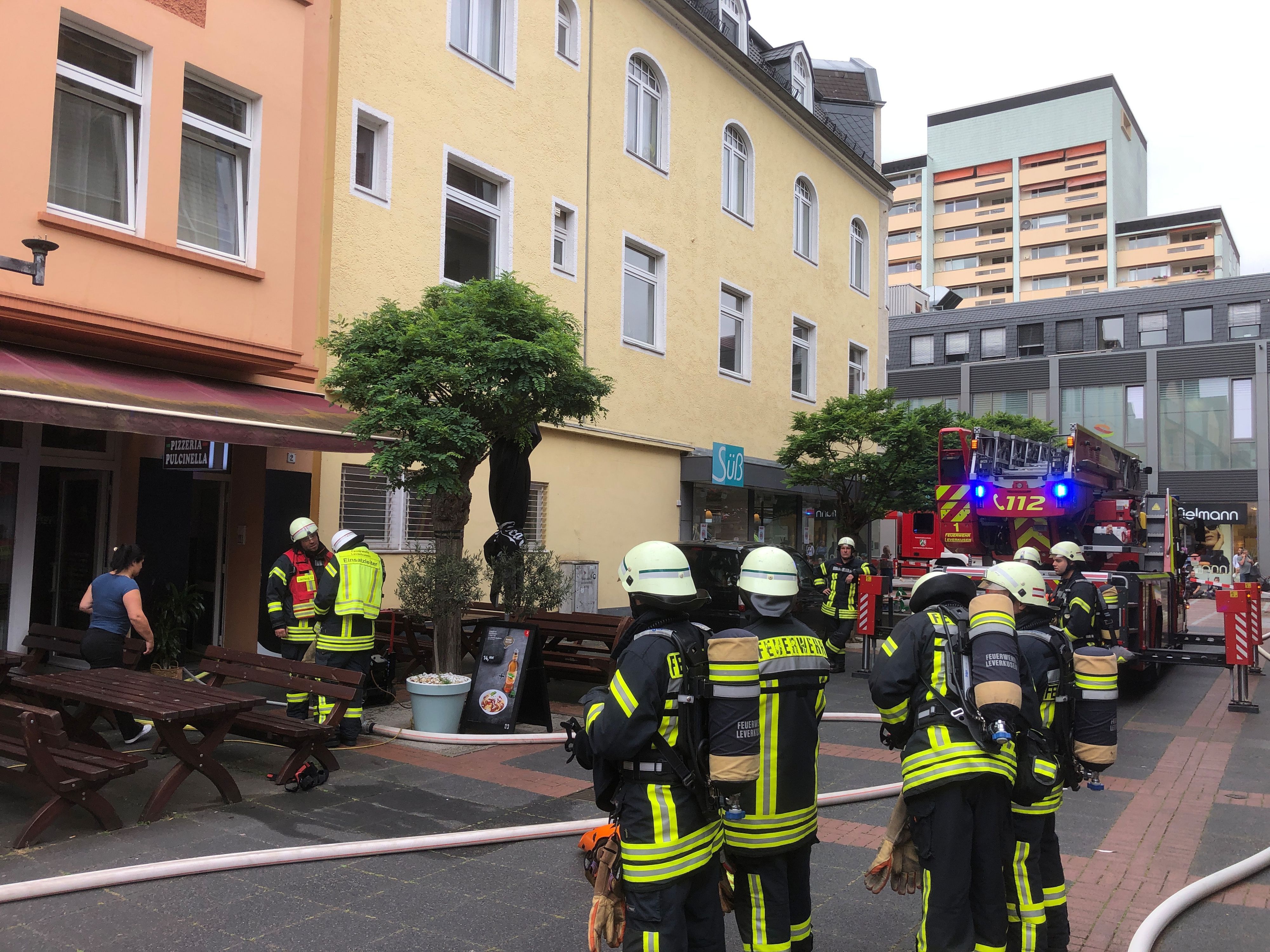 In der Pfarrer-Schmitz-Straße brannte die Abluftanlage einer Pizzeria. Foto: Ralf Krieger
