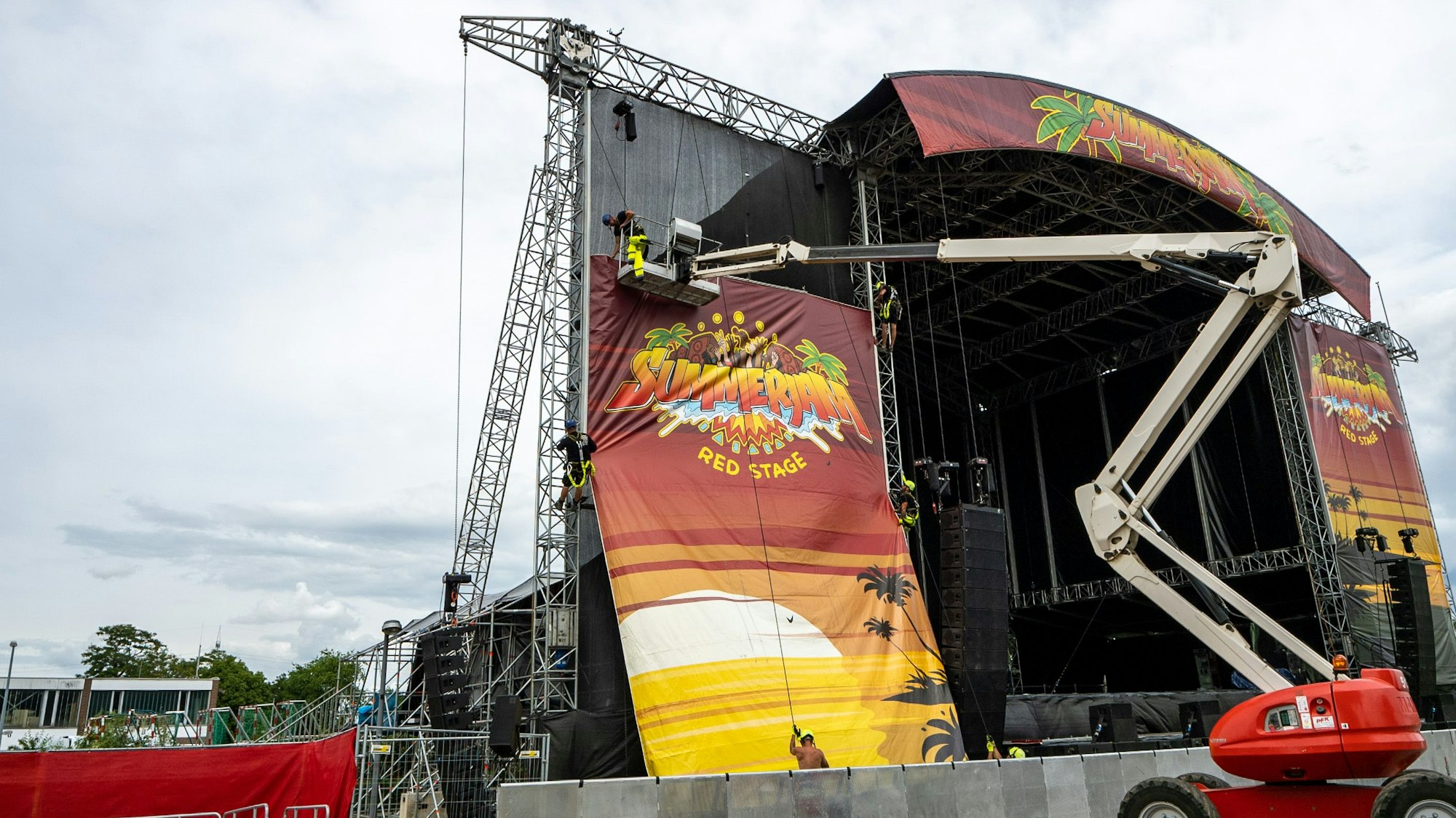 Die Hauptbühne des Summerjam stand dieses Jahr schon früher als sonst.