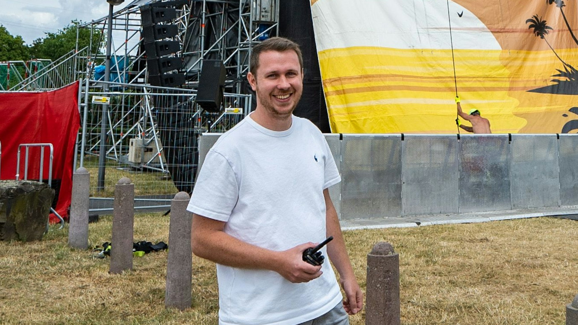Marius Brozi steht vor der Red Stage, die sich noch im Aufbau befindet.