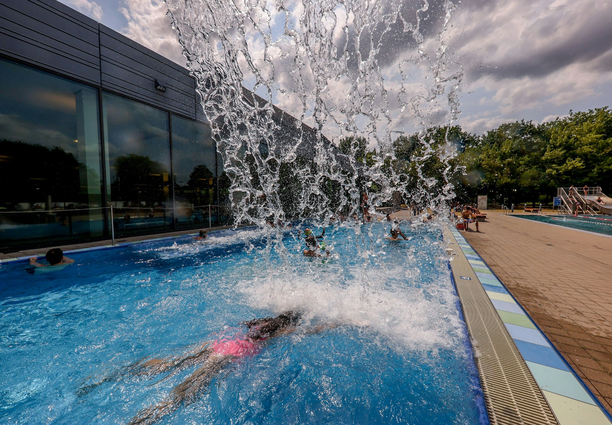 Ansichten des Zollstock-Bads in Köln.