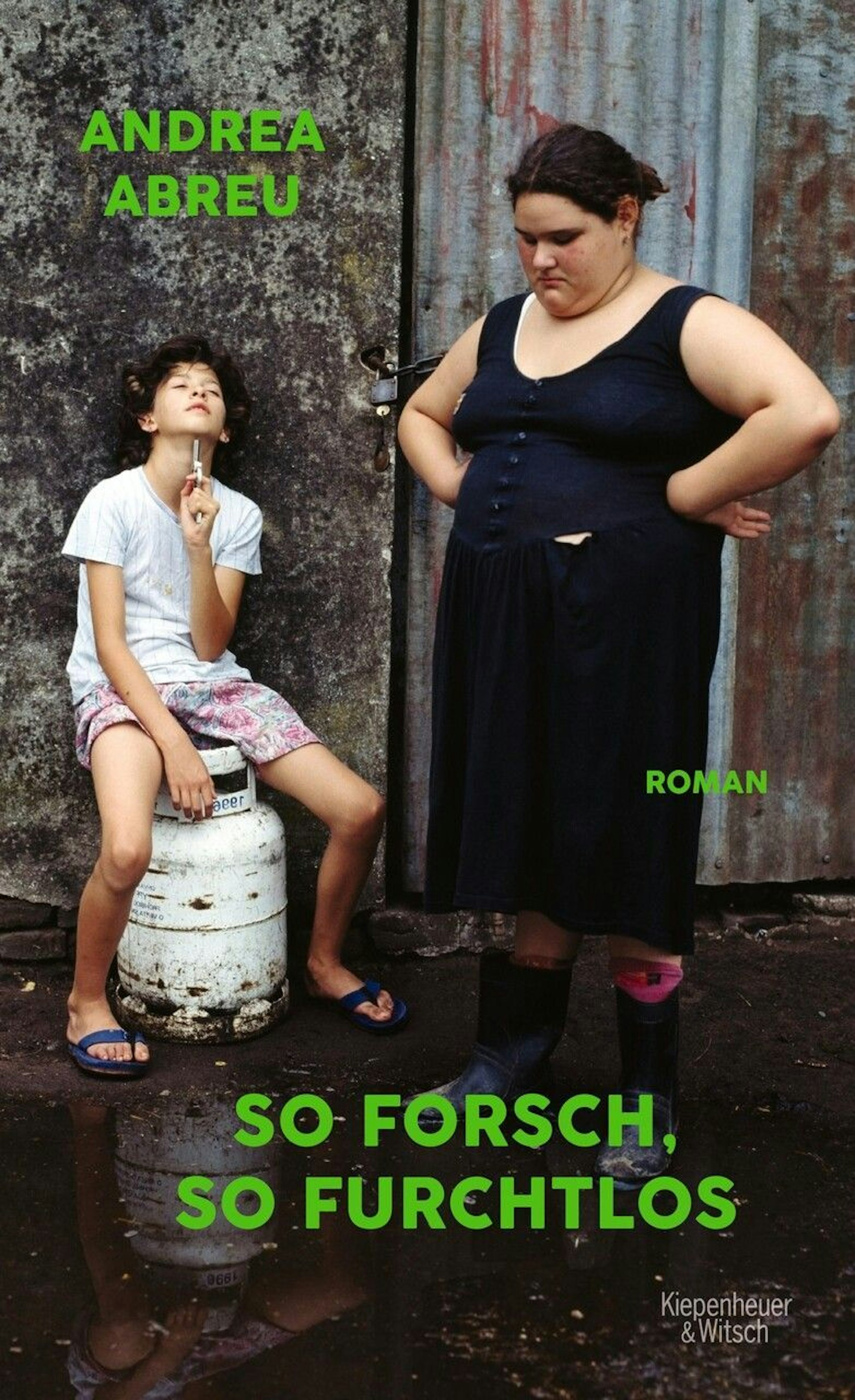 Auf dem Buchcover ist ein Kind zu sehen, dass auf einem Gastank sitzt, und daneben eine Frau mit Gummistiefeln, der Boden ist sehr nass und matschig.
