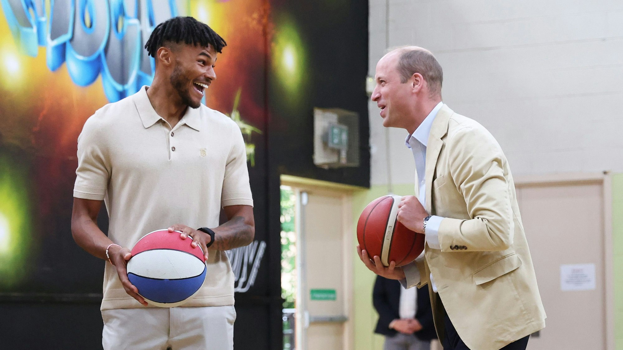 Fußballspieler Tyrone Mings von Aston Villa mit Prinz William.