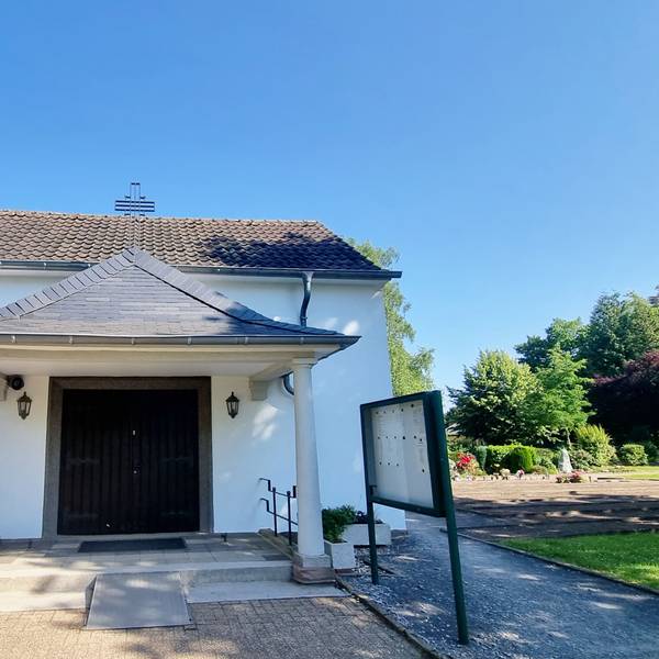 Außenansicht der Friedhofskapelle in Witzhelden