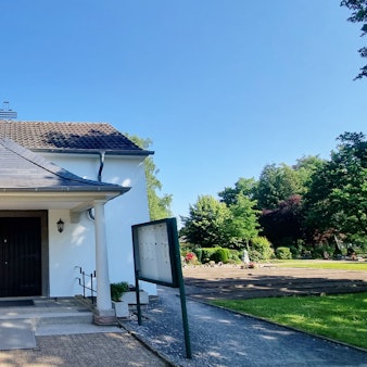 Außenansicht der Friedhofskapelle in Witzhelden