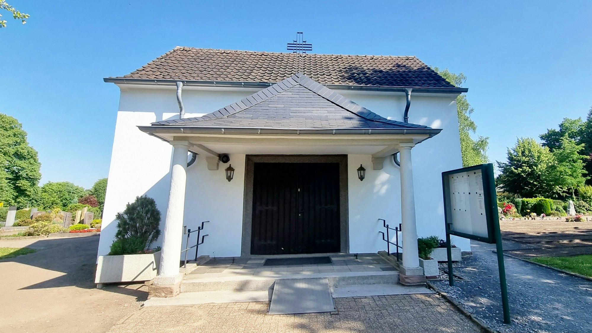 Außenansicht der Friedhofskapelle in Witzhelden