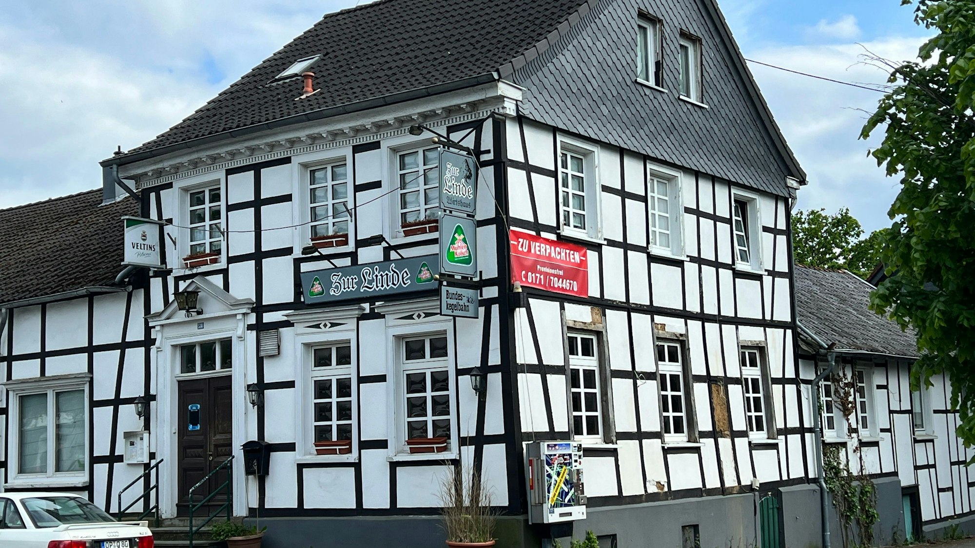 Die Fachwerkhäuser an der Burscheider Straße haben teils schon bessere Tage gesehen.