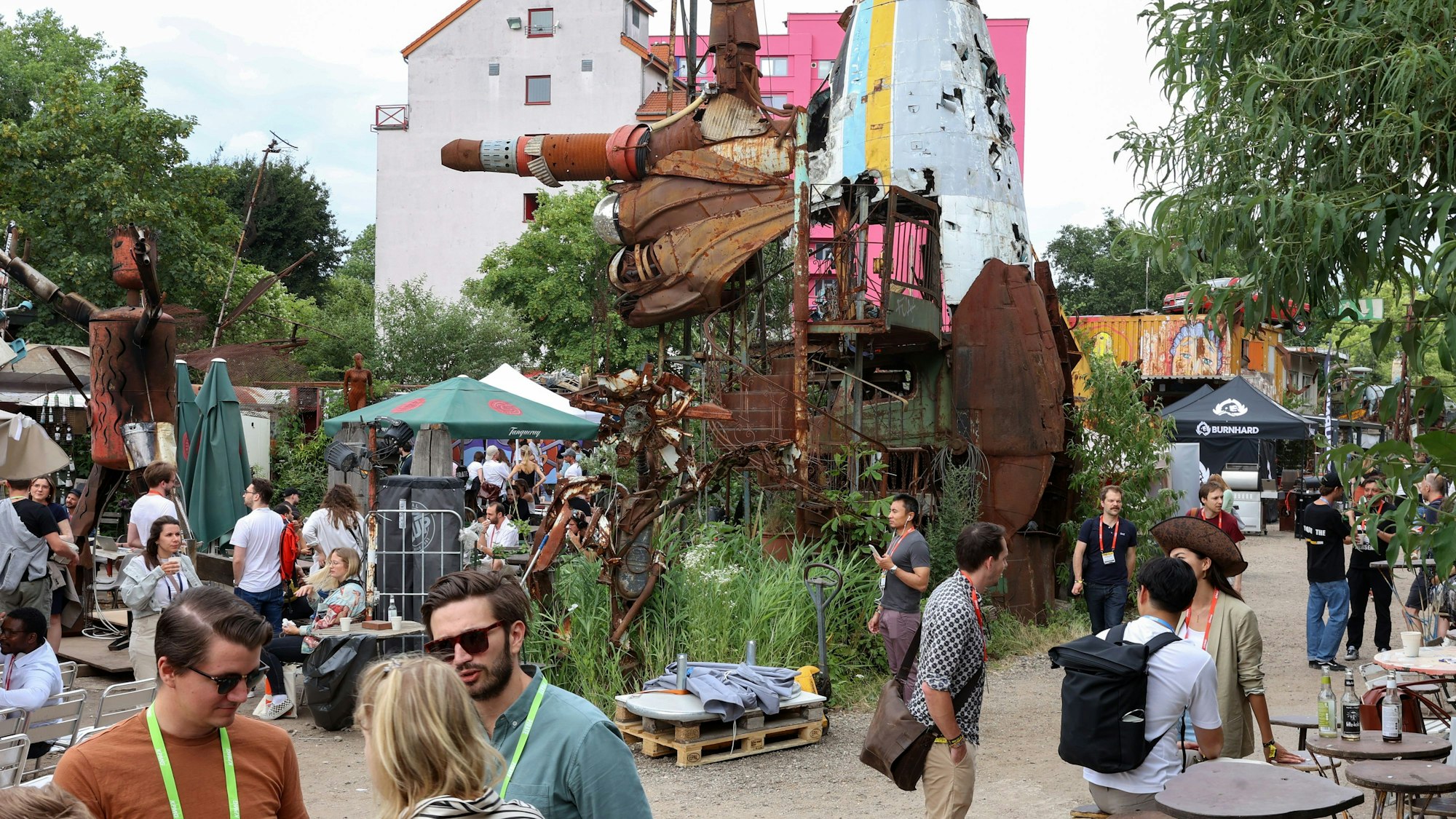 Odonien-Biergarten in Köln mit Besuchern.