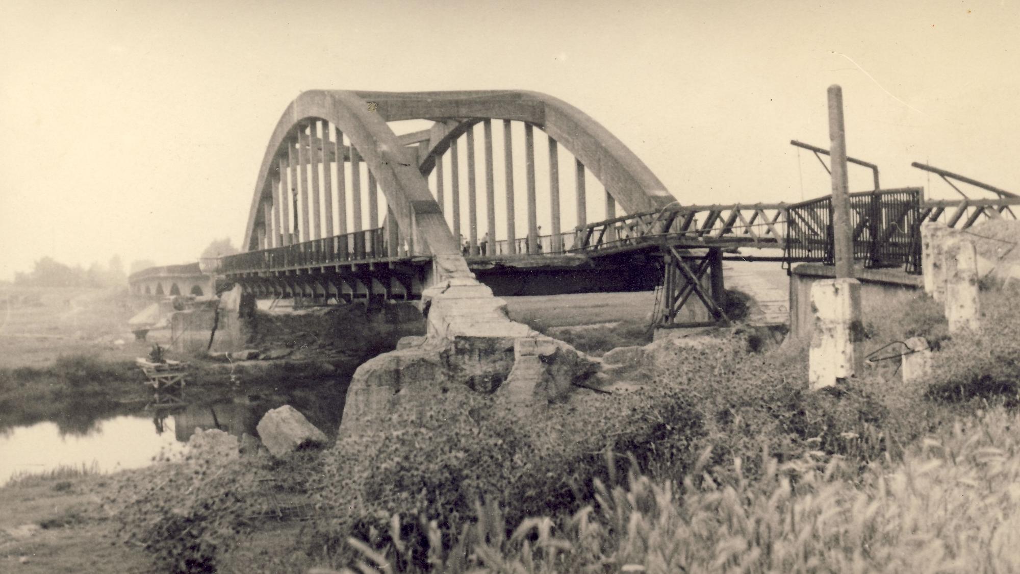 Blick von Friedrich-Wilhelms-Hütte in Richtung Menden auf die Siegbrücke mit Kriegsschäden.
