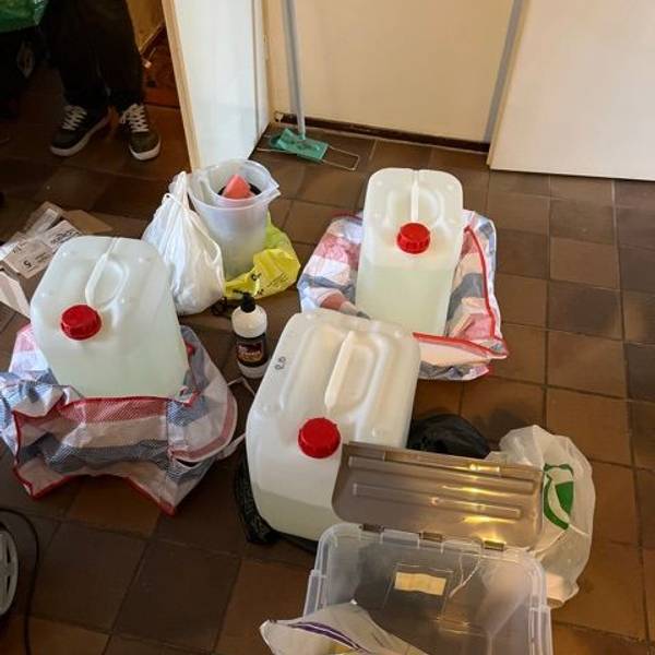 Durchsichtige Plastik-Kanister mit Amphetaminbase