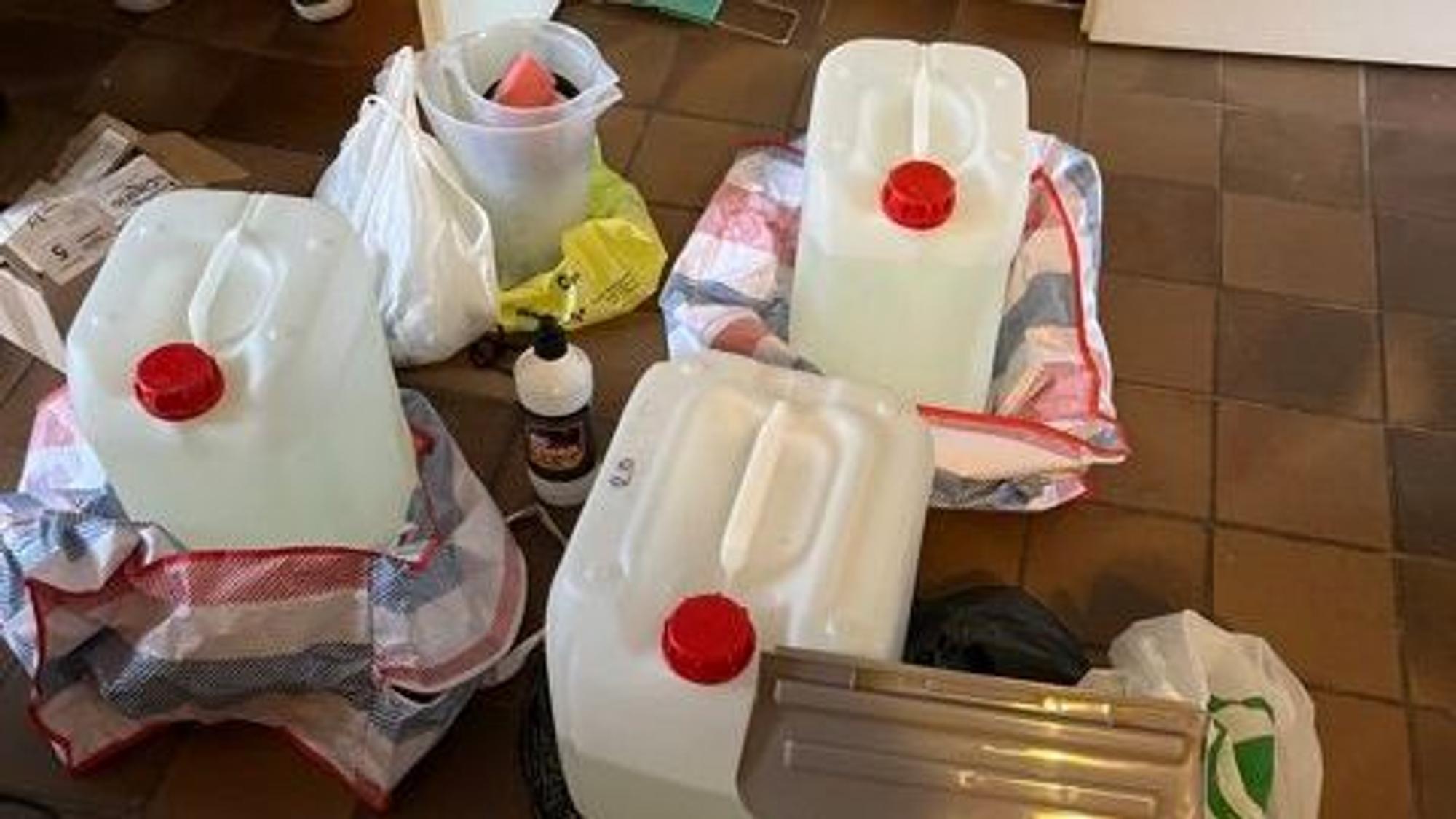 Durchsichtige Plastik-Kanister mit Amphetaminbase