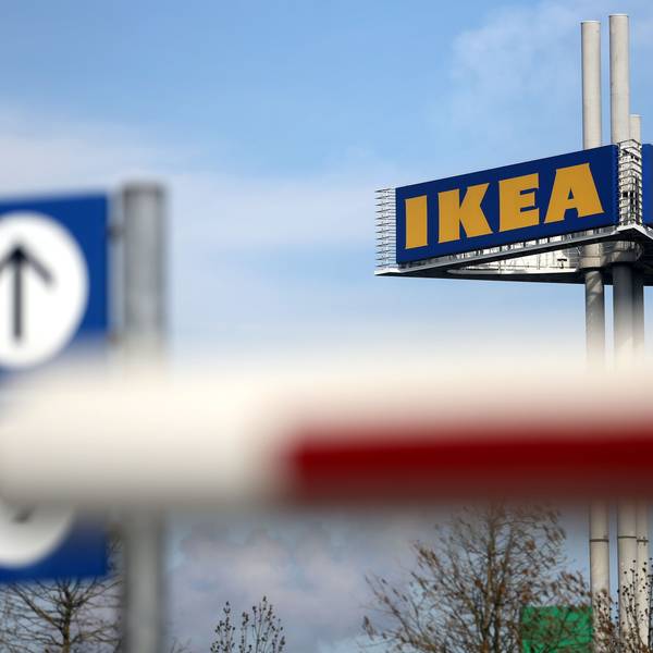 Auf einem Turm ist das Ikea-Logo angebracht und prangt über dem Möbelhaus.