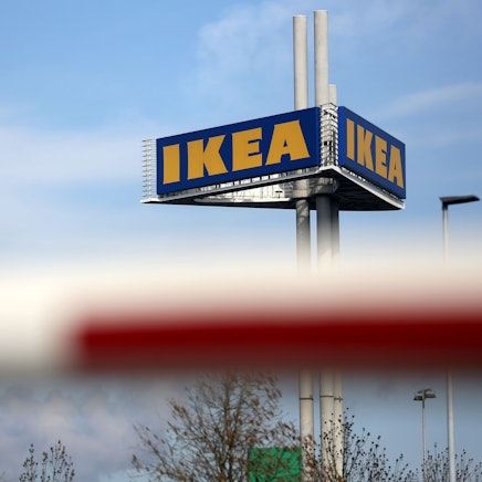 Auf einem Turm ist das Ikea-Logo angebracht und prangt über dem Möbelhaus.