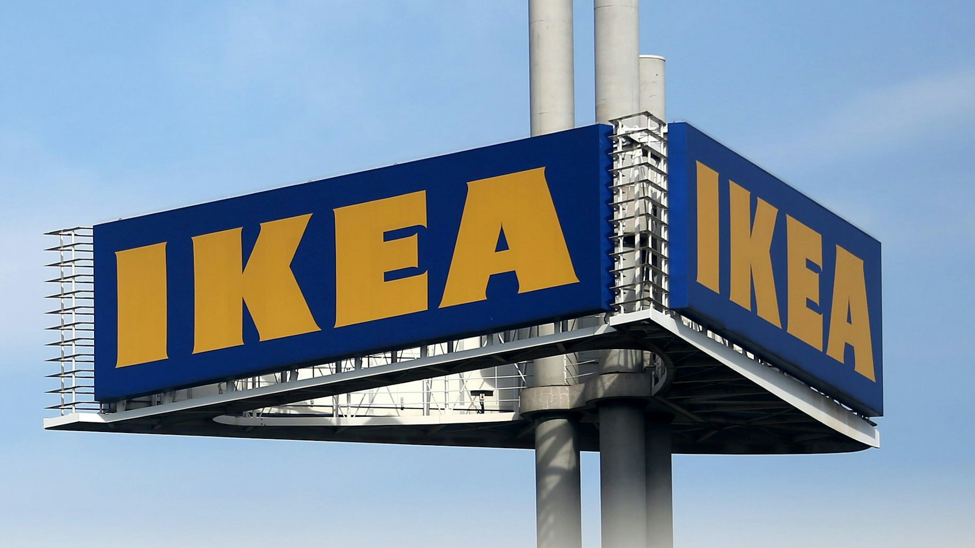 Auf einem Turm ist das Ikea-Logo angebracht und prangt über dem Möbelhaus.