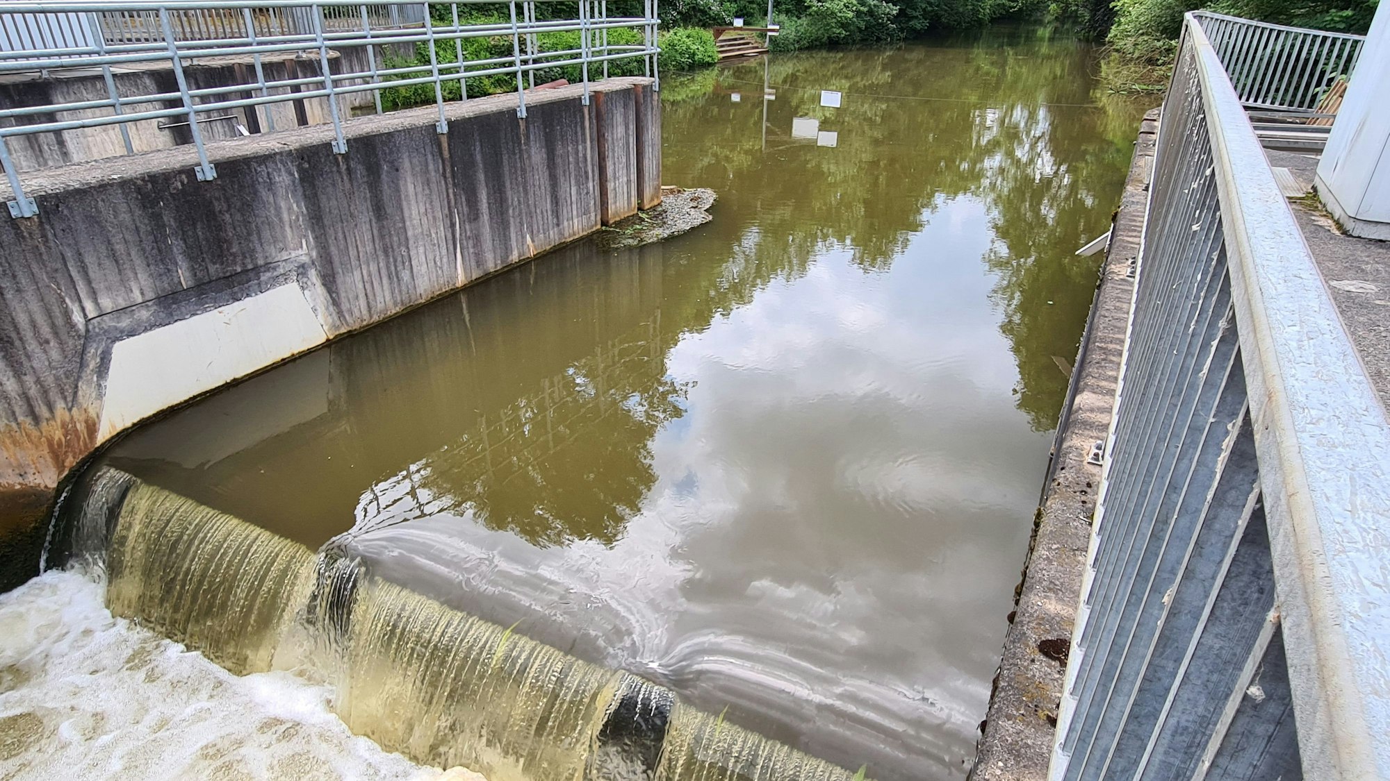 Das Bild zeigt eine Wehr der Erft.