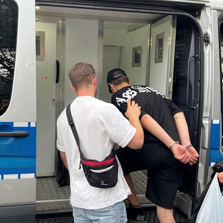 Ein Zivilfahnder der Polizei Köln setzt einen mutmaßlichen Ladendieb auf dem Neumarkt in einen Gefangenentransporter der Polizei.