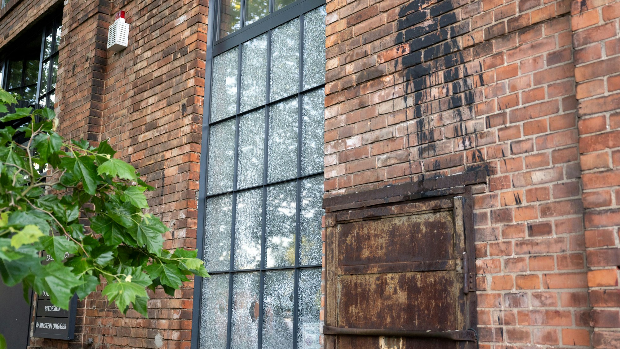 Der Staatsschutz ermittelt nach der Beschädigung mehrerer Scheiben am Firmensitz der Rammstein GbR in Berlin-Reinickendorf.