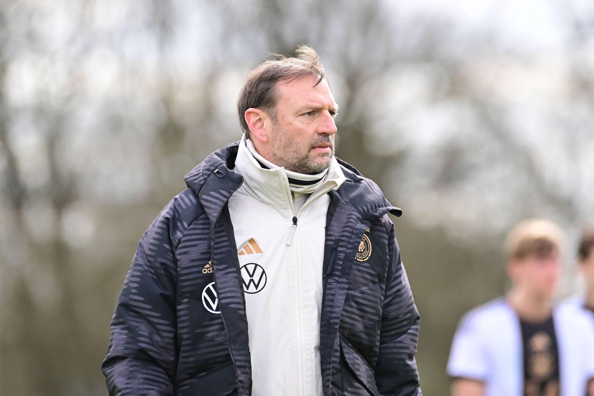 Ex-Nationalspieler und Nachwuchstrainer Jens Nowotny steht bei einem Länderspiel der deutschen U19-Nationalmannschaft am Spielfeldrand.
