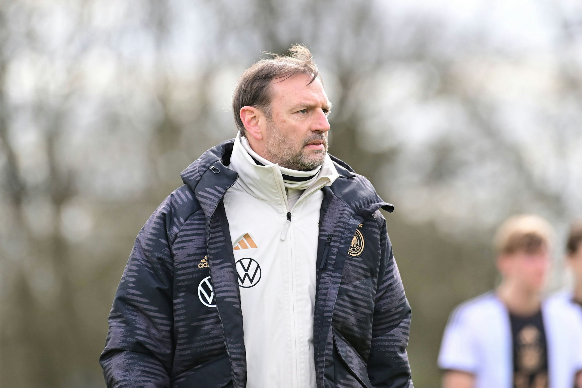 Ex-Nationalspieler und Nachwuchstrainer Jens Nowotny steht bei einem Länderspiel der deutschen U19-Nationalmannschaft am Spielfeldrand.