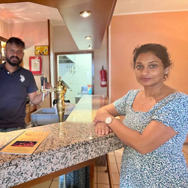 Mayoori (l) und Kanakaradnam Piratheelan an der Theke.