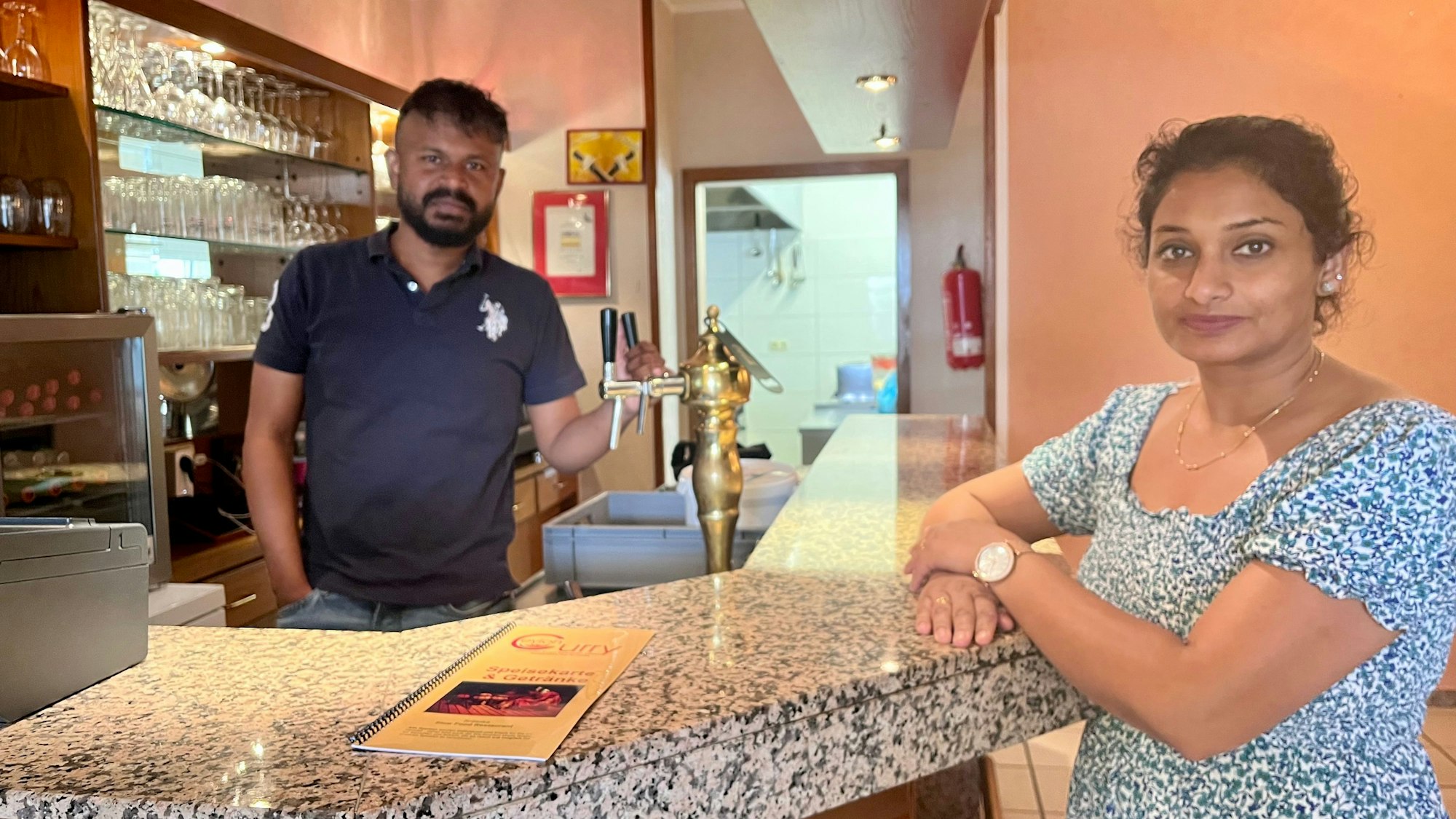 Mayoori (l) und Kanakaradnam Piratheelan an der Theke.