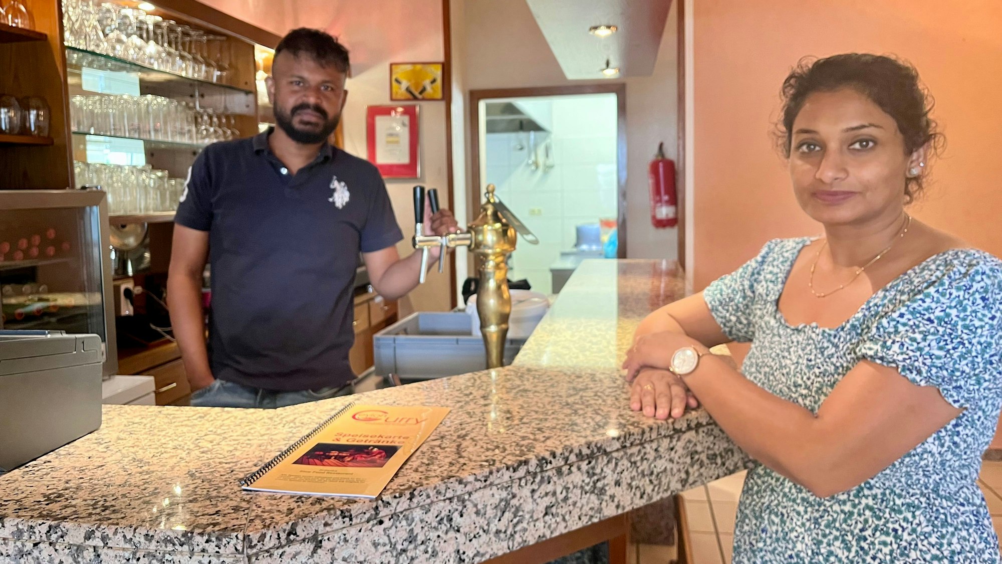 Neu in Leverkusen: Mayoori (l.) und Kanakaradnam Piratheelan eröffnen am 30. Juni „Ceylon Curry“.