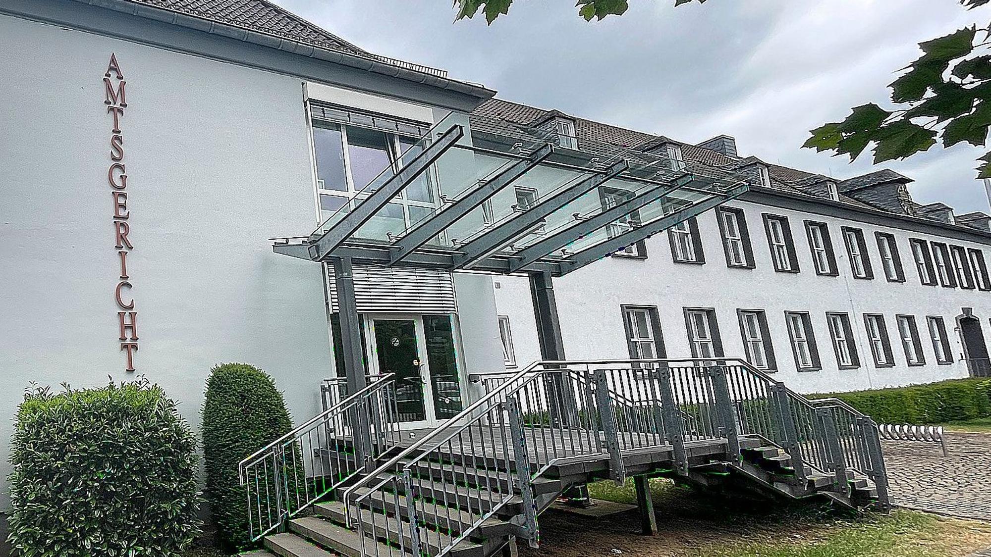 Das Bild zeigt die Außenansicht des Amtsgerichts Schleiden.